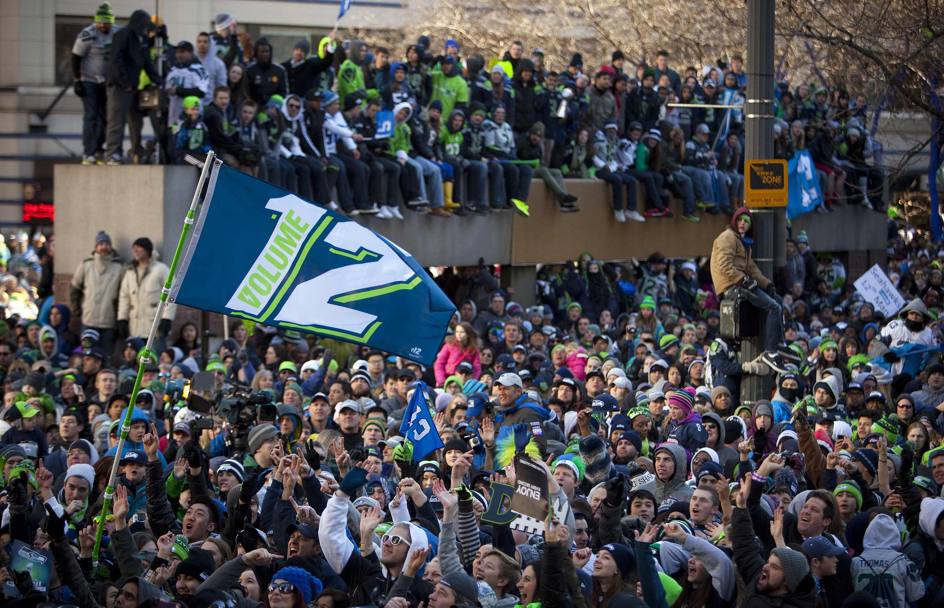 A Seattle  il giorno della festa: i tifosi celebrano i Seahawks,  vincitori del Super Bowl (Reuters)